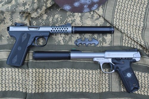 Smith_&_Wesson_Victory_22_b.jpg