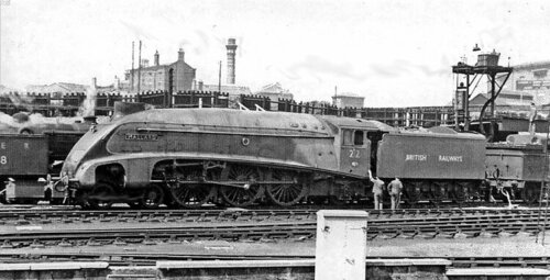 1331861015_The_Worlds_Fastest_Steam_Locomotive__Mallard_with_a_transitional_number_at_Kings_Cross_in_1948_-_2283205.jpg.40978c92edaaa7df467fb26e684e37d7.jpg
