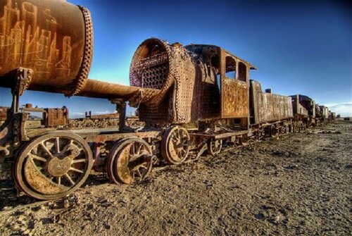 Old_rusty_train_on_desert_near_the_town_of_Uyuni_-_October_2007.jpg.00b2f3e2d4e5deaee9414f77fc20b5a8.jpg
