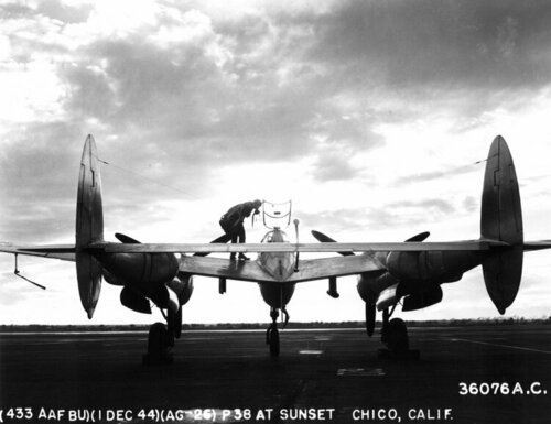 P-38_Lightning_at_sunset.thumb.jpg.ae9e13453383c10a9f6167cf88eec37d.jpg