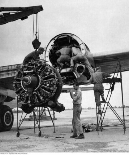B-29_Superfortress__engine_full.jpg