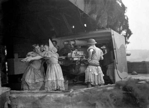 1436843636_british-soldiers-manning-anti-aircraft-guns-in-womens-clothes-1940(5).jpg.6daf28df9760bfdee1e073205fd6c671.jpg