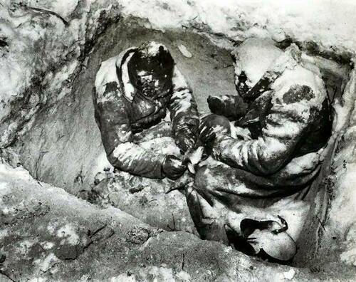 450770552_Two-Soviet-infantrymen-who-froze-to-death-in-their-fox-hole-Finland-1940.jpg.d12e190aa4451b6617734be13d5e0909.jpg