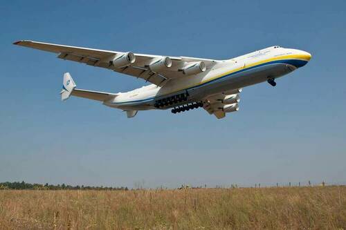 Antonov_An-225_landing_at_Gostomel_Airport.jpeg
