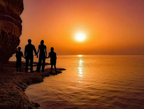 sunset-family-sea-dusk.jpg.8d84f953e9f6a8411c124485528bb09f.jpg